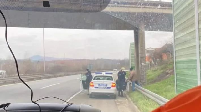 Muškarac skočio sa nadvožnjaka pa pao na brzu traku na auto-putu