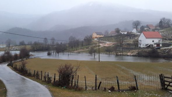 Haotično u Hercegovini: Voda stvara probleme, domaćinstva odsječena od puteva