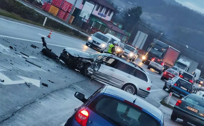 Teška nesreća u Žepču, povrijeđene dvije osobe. BMW ostao na ulici smrskan