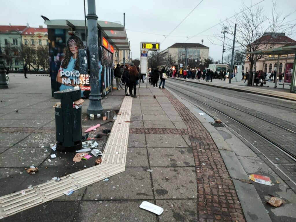 Komunalci u štrajku, ne popuštaju: U Zagrebu smeće na svakom koraku