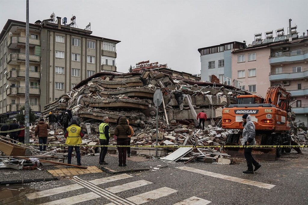 Broj žrtava zemljotresa u Turskoj i Siriji porastao na 6.326 ljudi