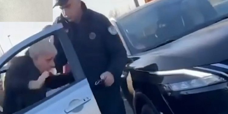 (VIDEO) Privedeni policajci koji su maltretirali putnika na granici