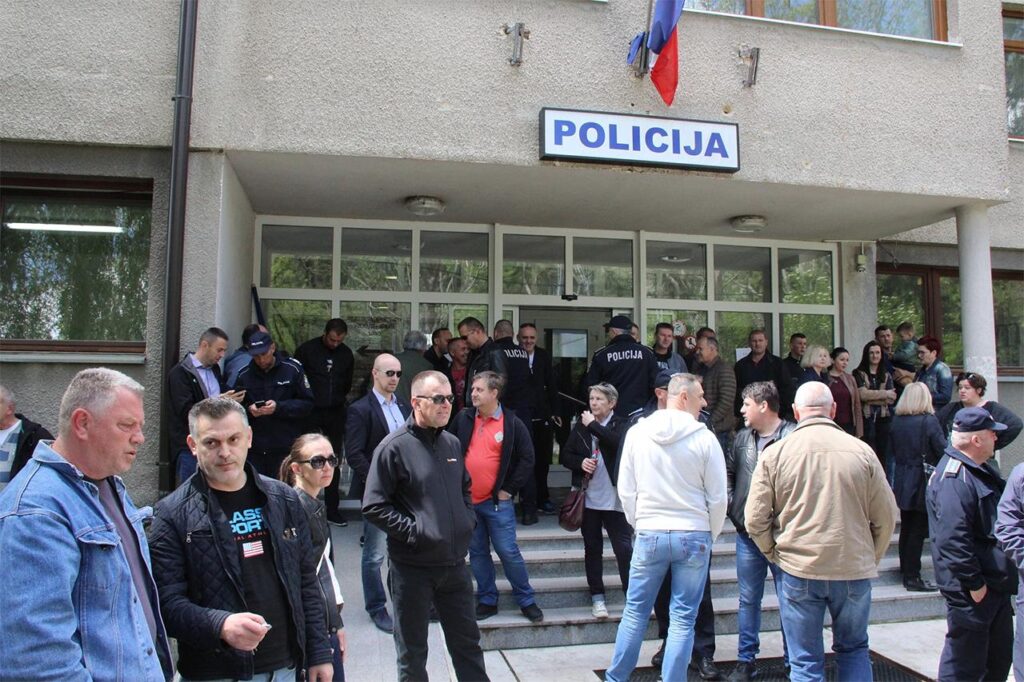 Poslije 26. godina policijski službenici dobili značke i iskaznice