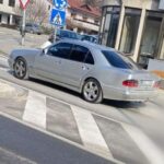 Vozač Mercedesa vozio sa psom zakačenim za automobil. Kažu da su psa slučajno zakačili?