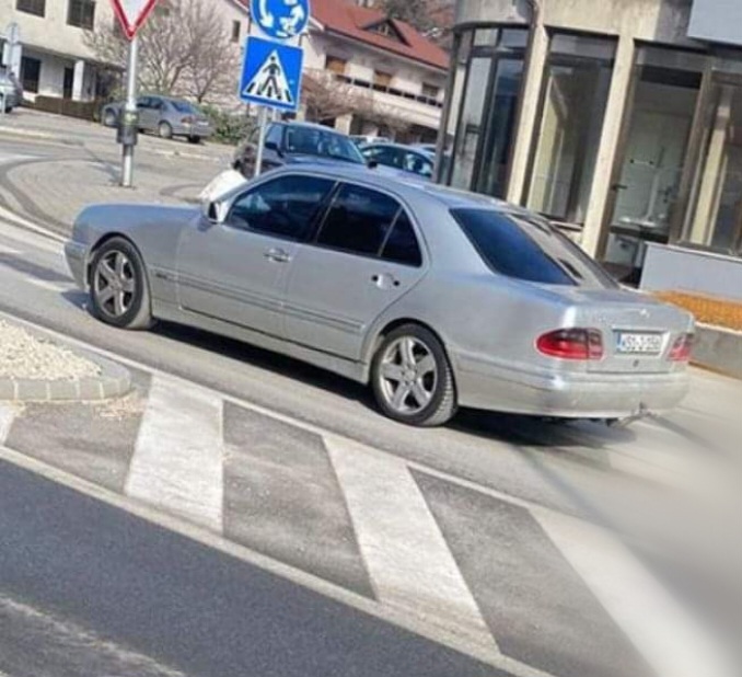 Vozač Mercedesa vozio sa psom zakačenim za automobil. Kažu da su psa slučajno zakačili?