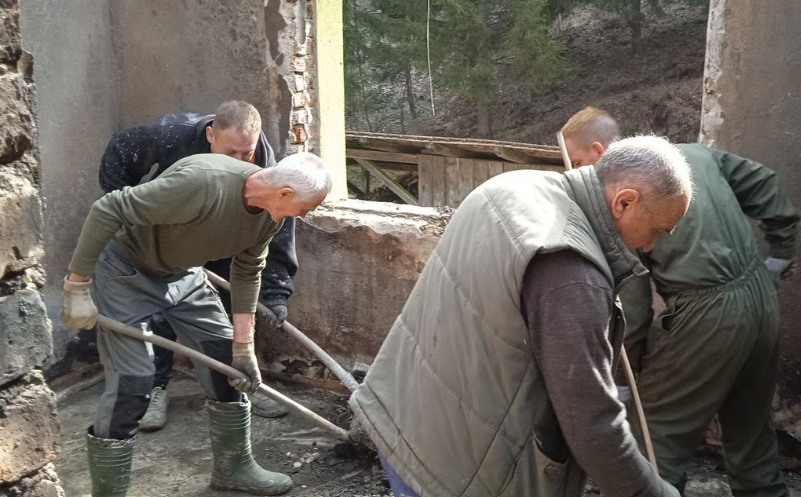 Bošnjaci, Srbi i Hrvati zajednički čiste zgarište kuće Lucije Šolaje