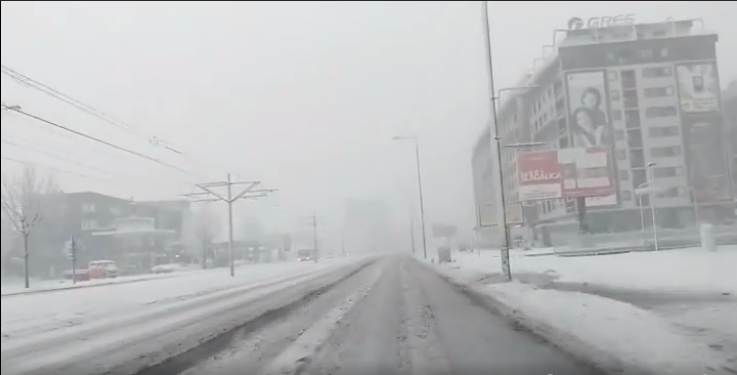 (VIDEO) Pogledajte kako izgleda Sarajevo pod snijegom: “Ceste opet nisu očišćene”