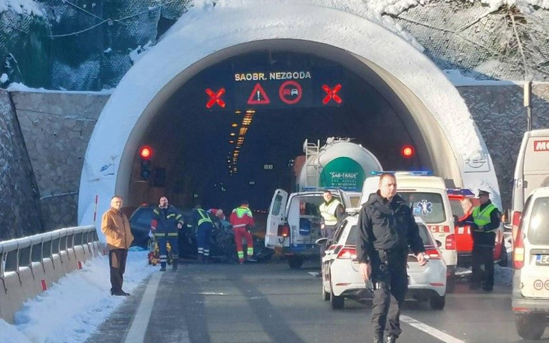 Težak sudar na autoputu Lepenica – Tarčin. Ima povrijeđenih