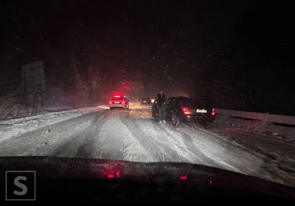 Šta se dešava na Bradini: Kilometarske kolone, deseci automobila zaglavljeno u snijegu