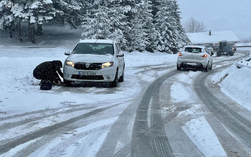 Na desetine vozila ostalo zaglavljeno na putu prema Jahorini