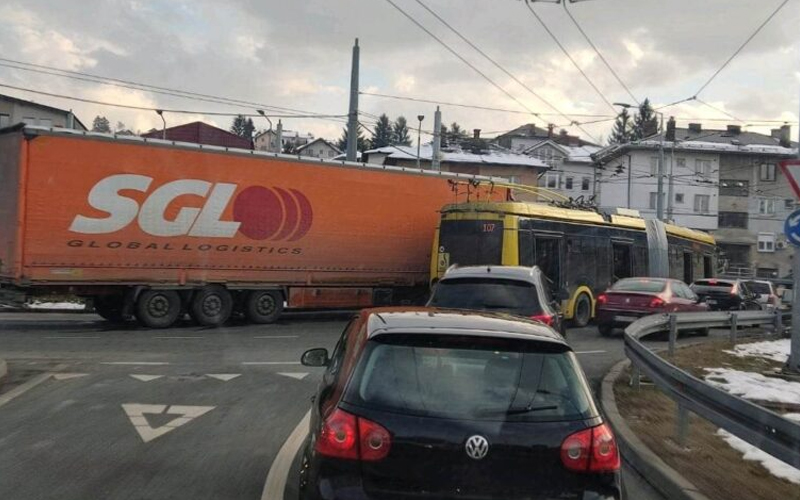 Kamion i trolejbus se sudarili u kružnom toko. Stvorene velike gužve