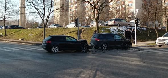 Nesreća u Sarajevu:  Sudarila se dva vozila, jedna osoba povrijeđena