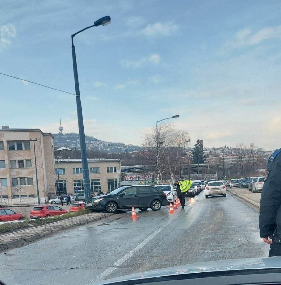 Automobil udario u stub ulične rasvjete, jedna saobraćajna traka obustavljena