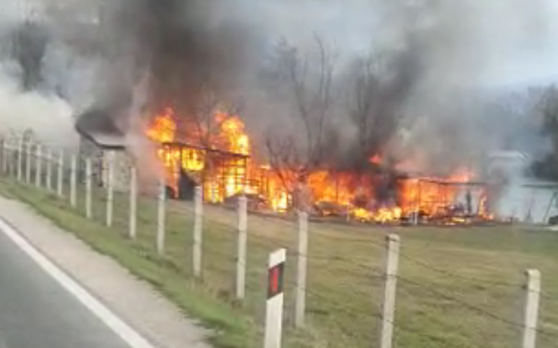 (VIDEO) Užas u BiH: Vikendica je u potpunosti izgorjela, žena poginula