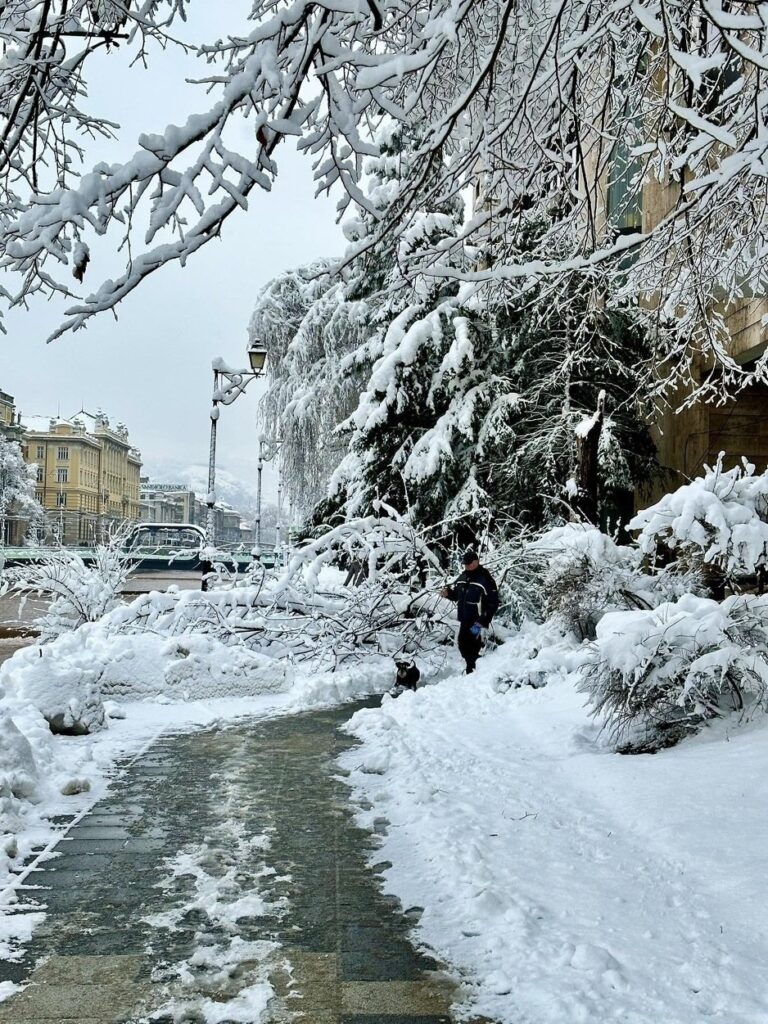 U još jednom kantonu nastava obustavljena, snježni kolaps pravi velike probleme