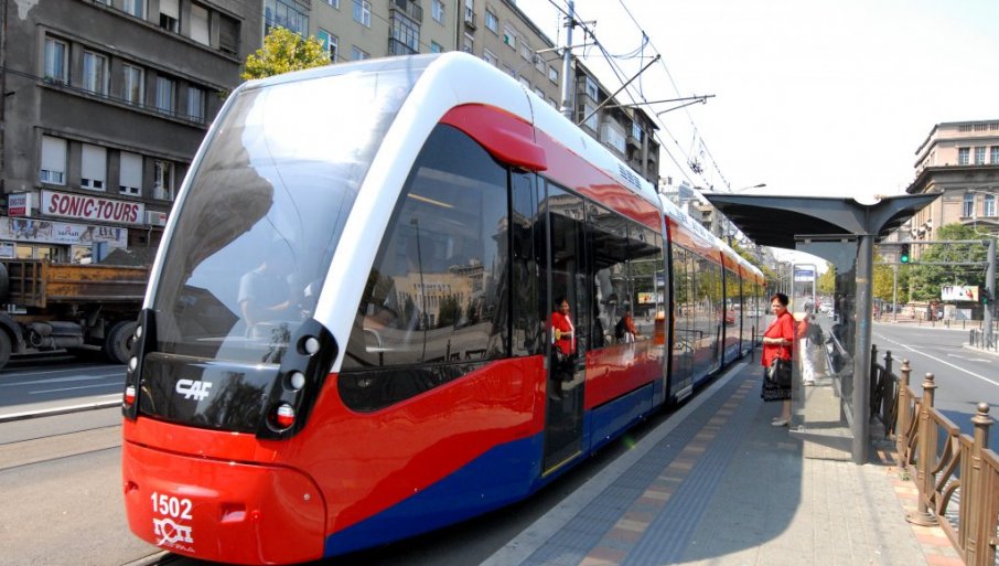 Stravična nesreća: Žena ispala iz tramvaja, prevezena u bolnicu