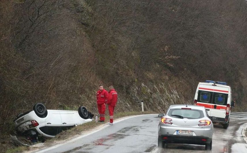 Vozač izgubio kontrolu, automobil završio na krovu