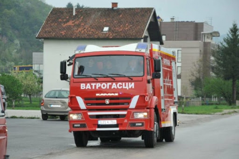 Požar u Istočnom Sarajevu : Vatrogasci na terenu, gase vatru sa dva vozila