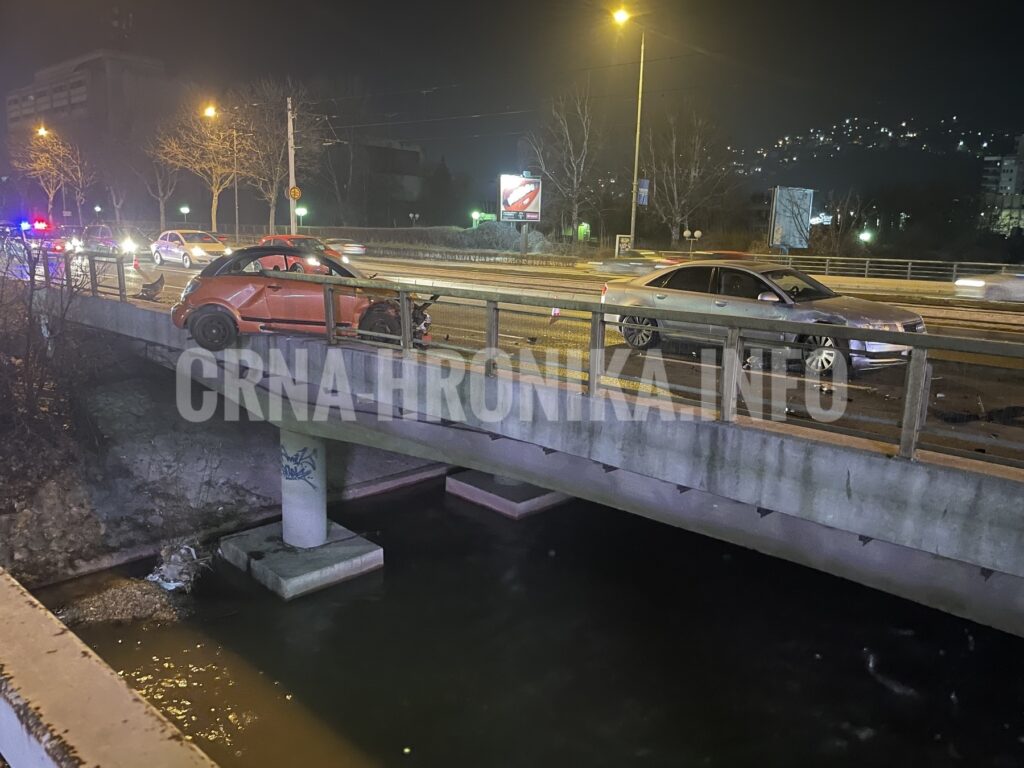 (VIDEO) Teška nesreća u Sarajevu: Dijelovi automobila rasuti po cesti