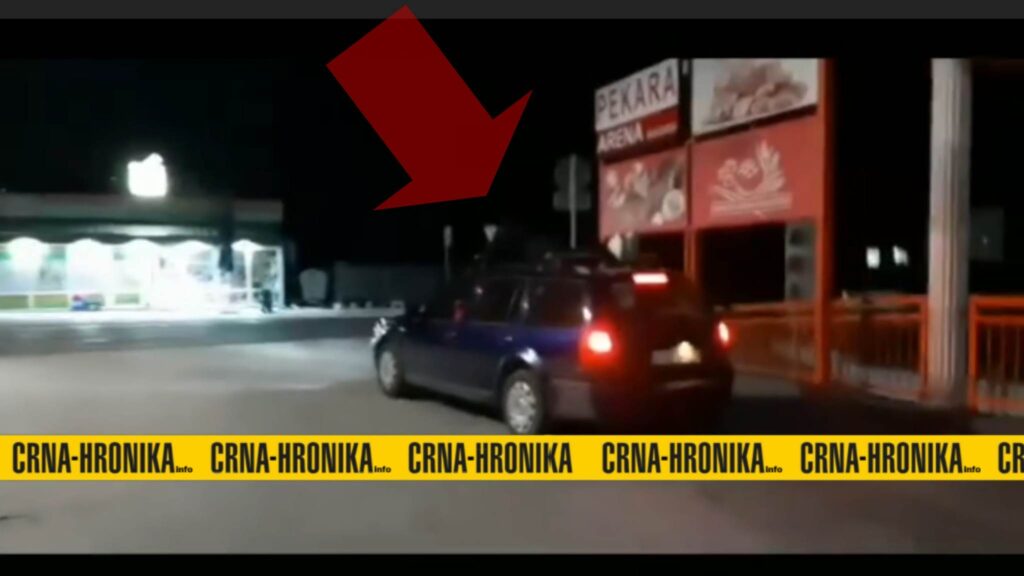 (VIDEO) Nevjerovatna glupost omladine u BiH: Ispred džamije mladića provozali na krovu automobila