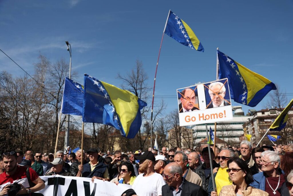 Šta ako OHR i Amerika odu iz BiH? – To je jedan od zahtjeva sa današnjih protesta