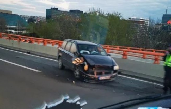 Autom išao cik-cak, pa se zakucao u autobus: Saobraćaj blokiran