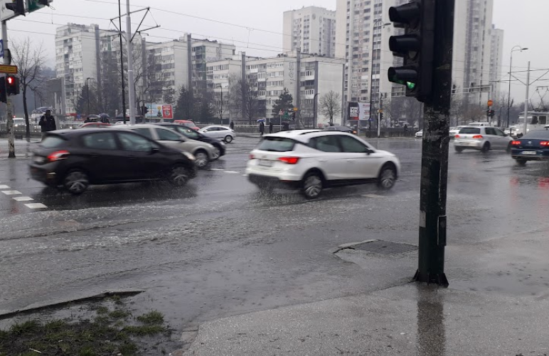 Sarajevo: Kako preći raskrnicu na Otoci, a da ne zagazite do koljena u vodu