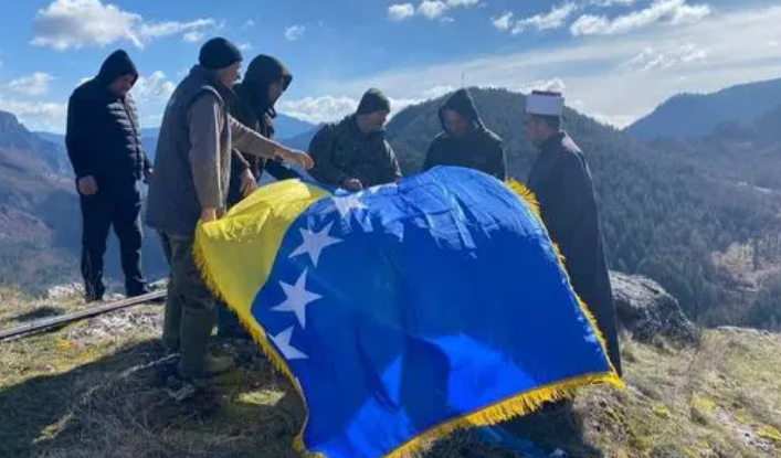 Stanovnici Žepe na brdu Vratar podigli zastavu BiH