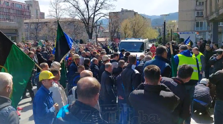 Na protestu u Zenici pozlilo rudaru, intervenisala Hitna pomoć (VIDEO)