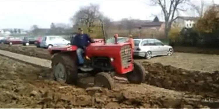 (VIDEO) Vozači uporno koristili njegovu njivu kao parking, Savo je upozoravao ali uzalud: Uzeo traktor i preorao sve oko njih!