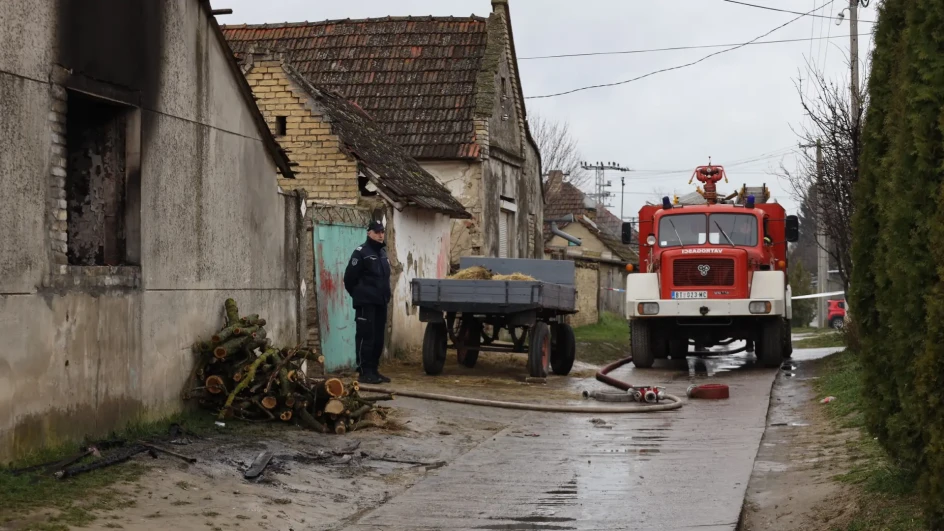 Brat (3) i sestra (2) izgorjeli na krevetu dok su se grijali