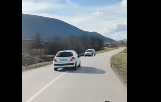 (VIDEO) Pijan krivudao cestom, za dlaku je izbjegnut sudar sa autobusom