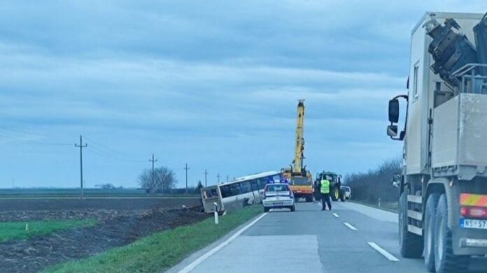 Stravična nesreća: Autobus sletio s puta, ima povrijeđenih