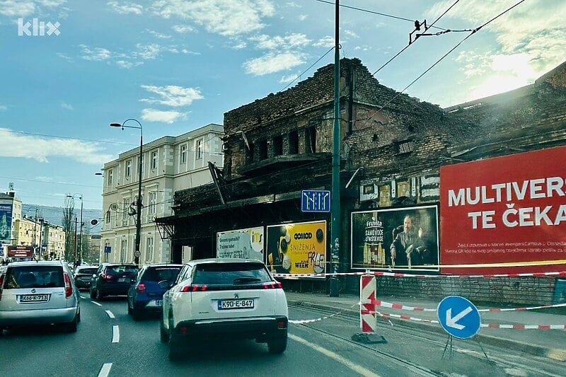 Urušeni objekat pravi kolaps u saobraćaju: Cigle mogu pasti i pješacima i vozačima na glavu