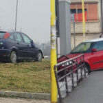 Dvije nesreće u Tuzli: Ford završio na kružnom toku, Škoda probila zaštitnu ogradu