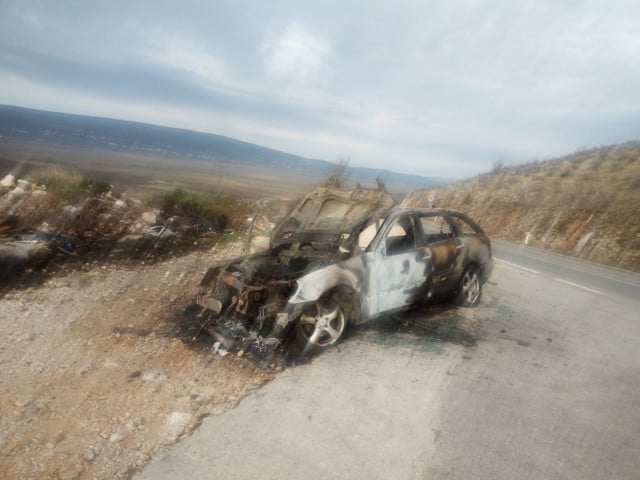 (VIDEO) Pogledajte kako gori putnički automobil u Hercegovini