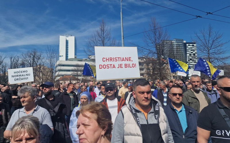 Stotine Bosanaca i Hercegovaca na protestima ispred OHR-a