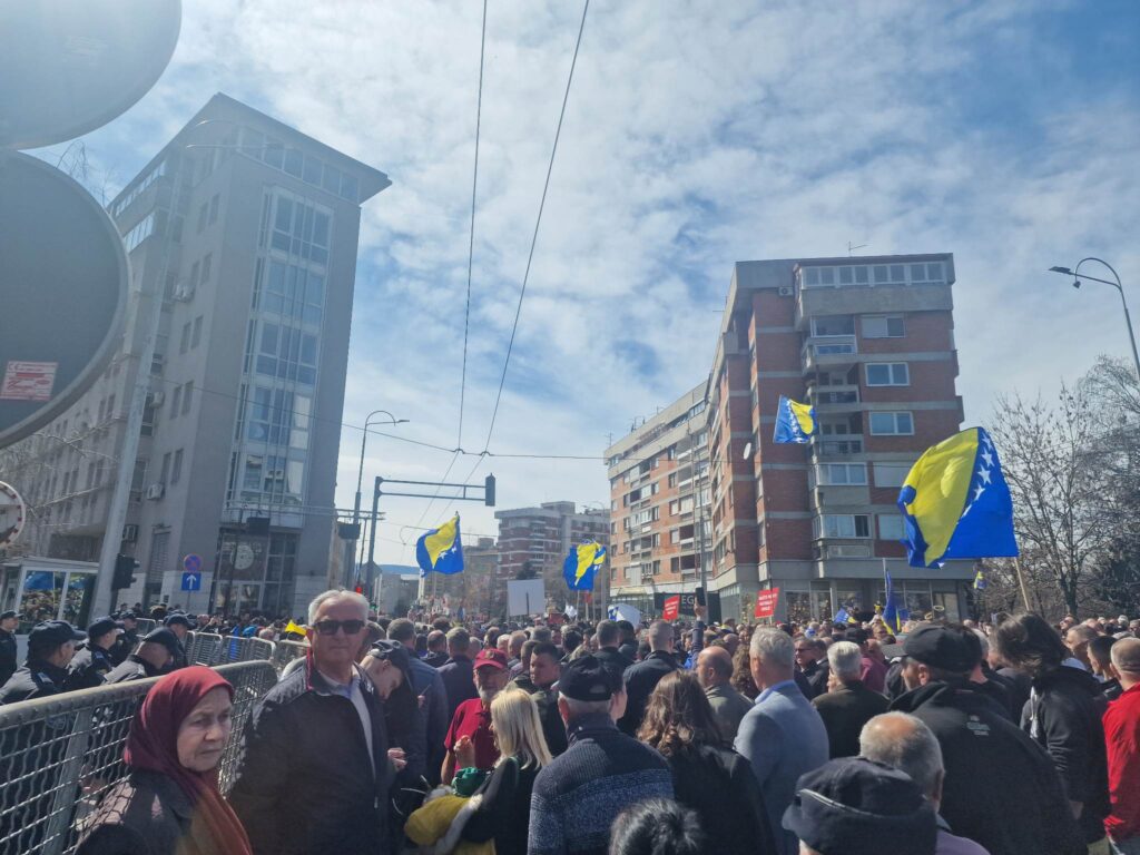 Danas u Sarajevu novi protesti na tri lokacije: Građani smatraju da Schmidt nije uspio naći rješenje, ali oni ga imaju