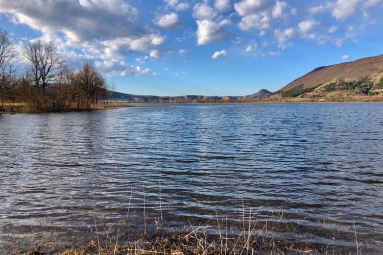 (FOTO) Ogromno polje pretvoreno u jezero: Pogledajte kako izgleda novo jezero u BiH