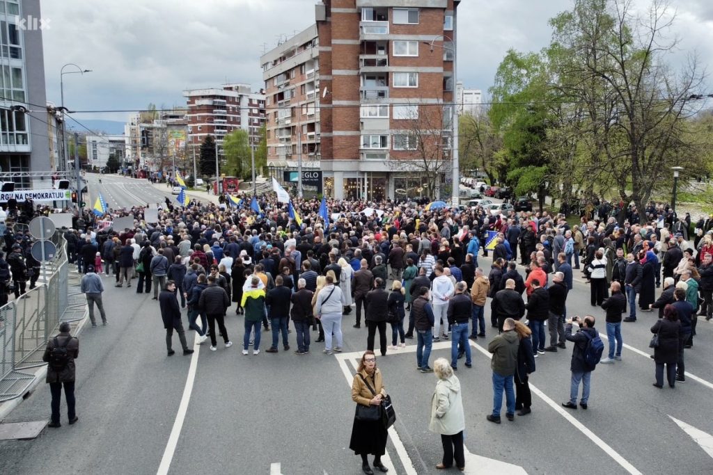 Završeni protesti ispred OHR-a. Skupilo se samo nekoliko stotina građana