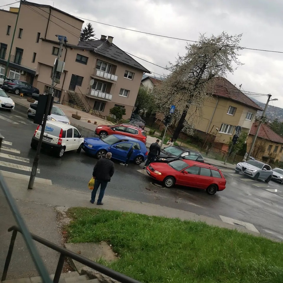 (FOTO) Tri osobe povrijeđene u Sarajevu: Nesreća prouzrokovala ogromne kolone