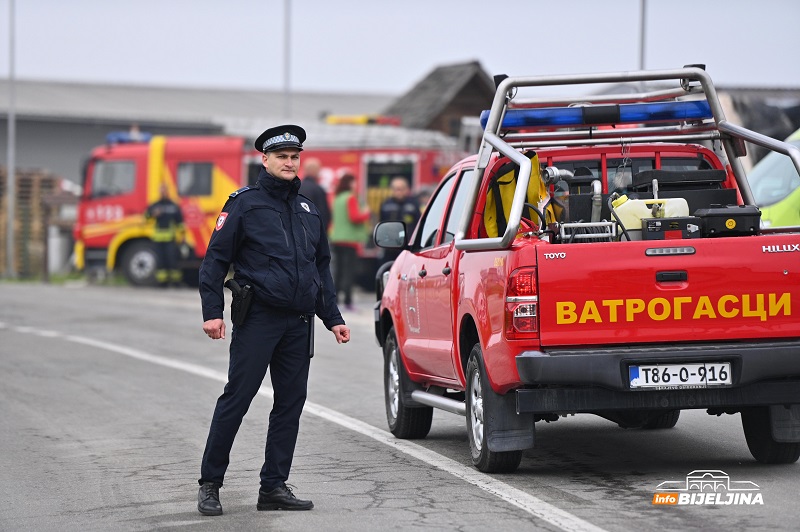 Policajci evakuisali radnike i majku vlasnika fabrike iz vatrene stihije