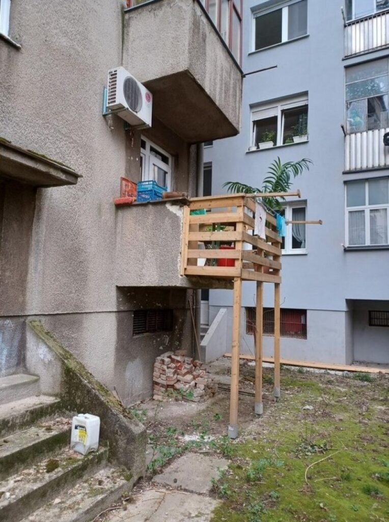 Balkon u centru grada proširio drvenim gredama: Svi mu se smiju…