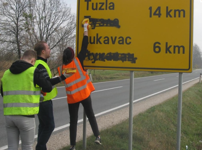 Kazne i do 1.000 KM: Danas odluka za one koji prefarbaju latinični/ćirilični natpis ili parkiraju na mjesto za invalide