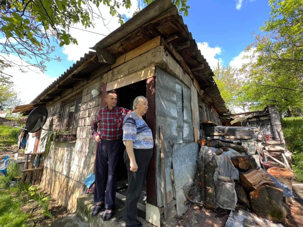 Almasa i Samir su teško bolesni, žive u veoma neuslovnoj kući bez kupatila od minimalne penzije