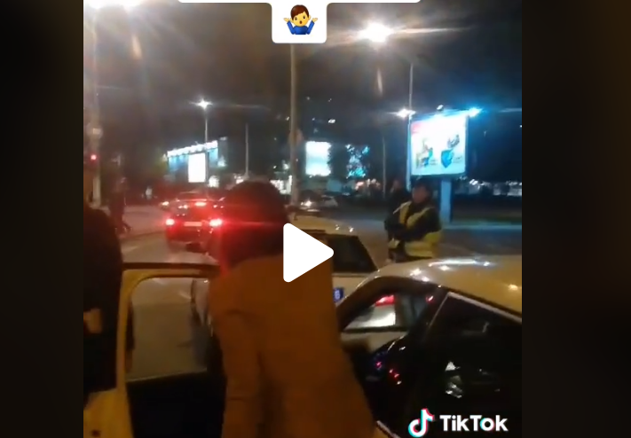 (VIDEO) Policajac oduzeo djevojci telefon, ona histerisala i vrištala da joj se vrati