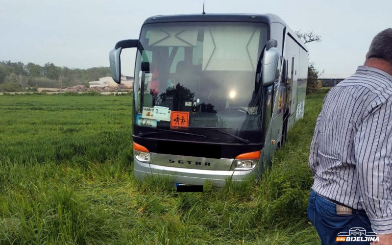 Autobus pun učenika sletio sa puta kod Bijeljine