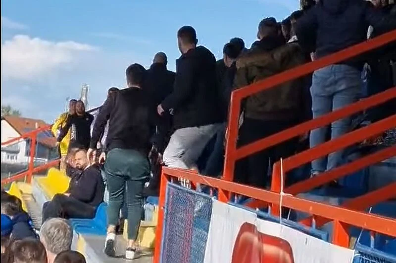 (VIDEO) Incident na sportskim terenima u BiH: Dvojica igrača došla na tribinu da se tuku s navijačima