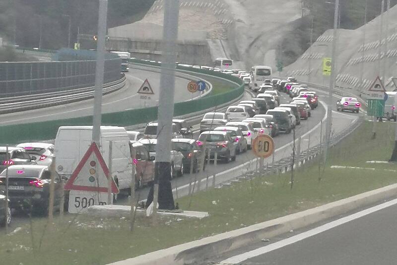 Saobraćajni kolaps na autoputu prema jugu, policija isključuje vozila već u Tarčinu