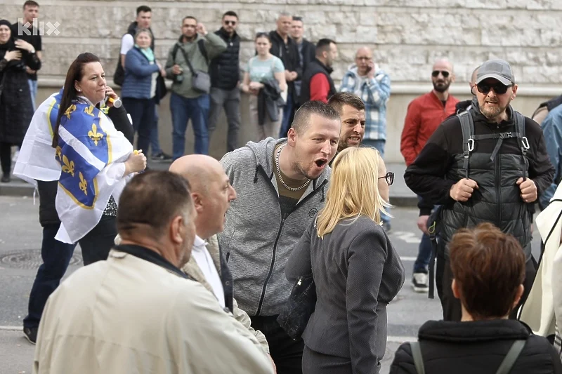 Protestanti napali i Elzinu Pirić. Unosili joj se u lice, govorili ružne riječi